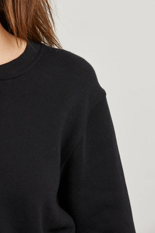 Scarlett Fleece LS Basic Sweatshirt / True Black / Perfect White Tee