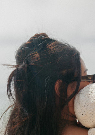 Kaxi Midi Wavy Hold Everything Claw Clip